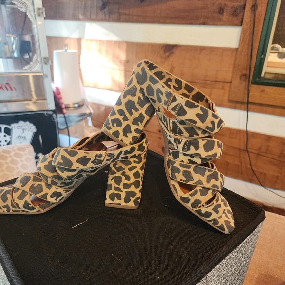 13 pairs of sandals/heels/booties. All in excellent shape. From 71/2-8 sizes. - Picture 11 of 13